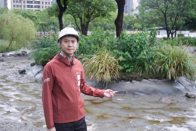 新竹縣竹北市公所6日表示，水圳公園面臨水池優養化、鼠患等問題，已啟動工程採用生態工法改善，預計民國115年底前完工。圖為竹北市長鄭朝方前往視察。（竹北市公所提供）中央社記者郭宣彣傳真　115年5月6日