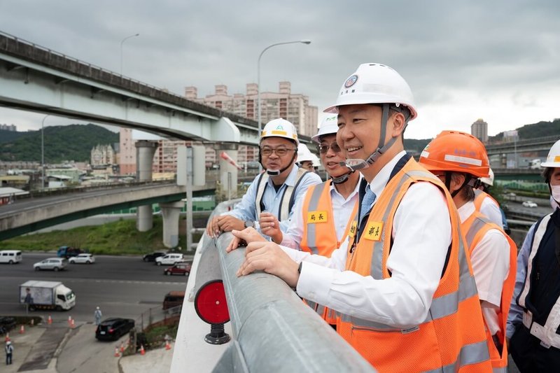 交通部長陳世凱（前）6日視察國道1號五股交流道改善工程並宣布，北出往台64匝道拓寬工程將在7日上午6時正式通車，大幅提前半年完工。（交通部高速公路局提供）中央社記者黃巧雯傳真　115年5月6日