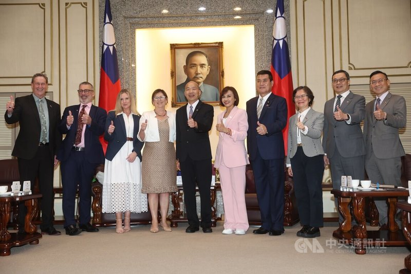 立法院長韓國瑜（左5）6日上午在立法院接見紐西蘭國會跨黨派議員訪問團一行，與首席團長皮尤（Maureen Pugh，另譯：普格）（左4）等人比讚合影。中央社記者吳家昇攝　115年5月6日