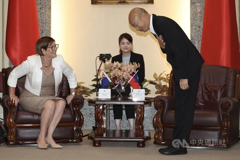 立法院長韓國瑜（右）6日上午在立法院接見紐西蘭國會「跨黨派台灣友誼小組」，向議員皮尤（Maureen Pugh，另譯：普格）（左）致意。中央社記者吳家昇攝　115年5月6日