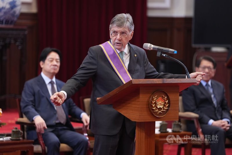 總統賴清德6日在總統府頒授民進黨駐美代表處資深顧問彭光理（Michael J. Fonte）（中）「大綬景星勳章」。彭光理致詞時回顧台灣民主化的過程。中央社記者徐肇昌攝　115年5月6日
