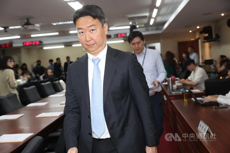 交通部長陳世凱（前）6日在立法院接受媒體聯訪時表示，有關TPASS 2.0常客優惠回饋金，先前因預算未通過，回饋金無法入帳，待程序走完後，希望5月25日款項可撥補至民眾卡片中。中央社記者吳家昇攝　115年5月6日