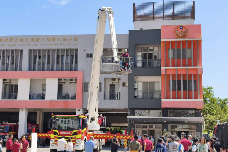 台南市政府添購全市第4輛52公尺雲梯消防車6日啟用，將配置於消防局第五大隊復興分隊，服務範圍涵蓋人口密集的永康區及東區。中央社記者楊思瑞攝　115年5月6日