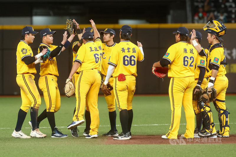 中華職棒中信兄弟隊（圖）6日作客台北大巨蛋交手味全龍隊，兄弟投打發揮，終場以6比0完封勝，賽後球員們在場中慶祝。中央社記者王騰毅攝  115年5月6日