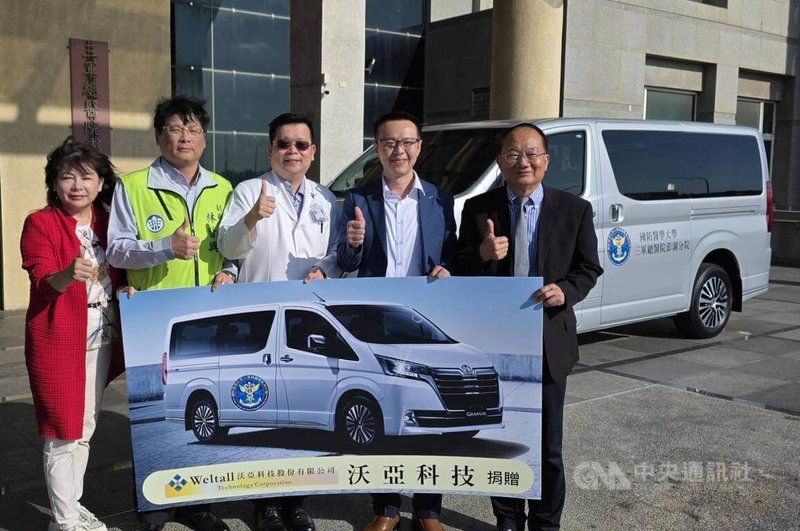 沃亞科技捐贈三總澎湖分院一輛巡迴醫療車，6日下午舉行捐贈儀式，澎湖縣副縣長林皆興（左2）、衛生局長陳淑娟（左）等人到場見證善舉。中央社　115年5月6日