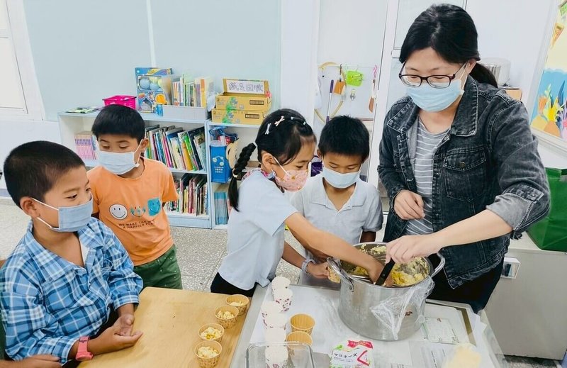 配合母親節,澎湖風櫃國小5日舉辦「童心感恩、歡喜辦桌」活動,師生一起動手完成充滿心意的料理。(澎湖風櫃國小提供)中央社 115年5月6日