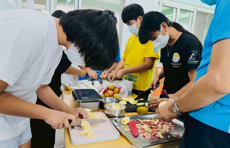 配合母親節，澎湖風櫃國小5日舉辦「童心感恩、歡喜辦桌」活動，全校師生變身餐飲達人，一起親手準備料理，校園變身為最溫暖的「幸福餐桌」。（澎湖風櫃國小提供）中央社  115年5月6日