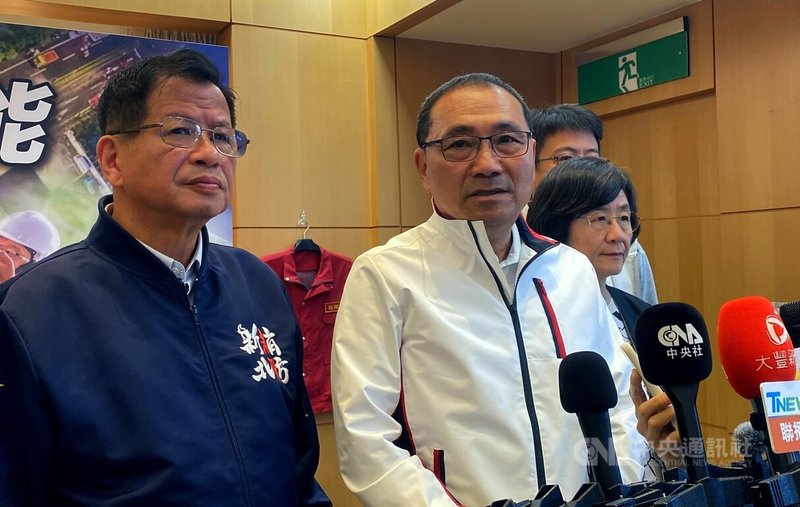 新北市長侯友宜（左2）6日受訪時強調，面對汛期來臨，將持續運用AI與數位科技，打造全方位智慧防救災體系，提升城市安全韌性。左為新北市消防局長陳崇岳。中央社記者黃旭昇攝　115年5月6日