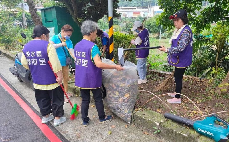 新北市府環保局6日表示，新北鎖定2590鼠患熱區防堵。圖為淡水區學府里動員環保志工，日常加強環境清潔。（新北市府民政局提供）中央社記者黃旭昇傳真    115年5月6日