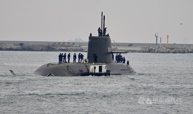 潛艦國造原型艦海鯤艦6日進行第8次潛航測試，軍事專家推測，主要是進行操雷射擊測試，這也是海鯤艦最關鍵的測試時刻。6日也可能進行跨夜連貫測試。中央社記者董俊志攝　115年5月6日
