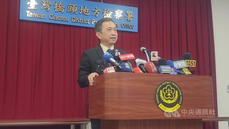 媒體記者林宸佑涉收受境外勢力虛擬貨幣，製播反罷免影片，行賄吸收6名現退役軍人拍投共片等，橋頭地檢署訊後依3項重罪起訴並求處重刑，橋檢襄閱檢察官顏郁山（圖）6日出面說明。中央社記者洪學廣攝　115年5月6日