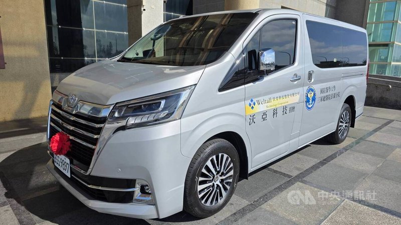 三軍總醫院澎湖分院獲沃亞科技捐贈一輛巡迴醫療車（圖），6日舉行捐贈儀式，將協助澎湖離島提升醫療服務能量。中央社　115年5月6日