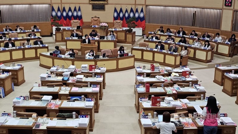 新北市議會6日進行業務質詢，藍綠議員皆針對雙北鼠患防治問題提出質疑，其中，民進黨籍議員山田摩衣（右下）表示，她服務處沒有煮東西，但卻也有老鼠闖入，已凸顯這是亟待解決的公衛問題。中央社記者王鴻國攝　115年5月6日