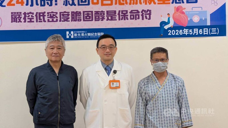 新光醫院日前在24小時內連收8名心肌梗塞患者,為院史上單日最多;其中62歲吳先生(右)平時喜歡運動但有抽菸,從沒有想過會罹患心臟病;而菸齡30年的64歲徐先生(左)則在胸痛時就有警覺。中央社記者曾以寧攝 115年5月6日