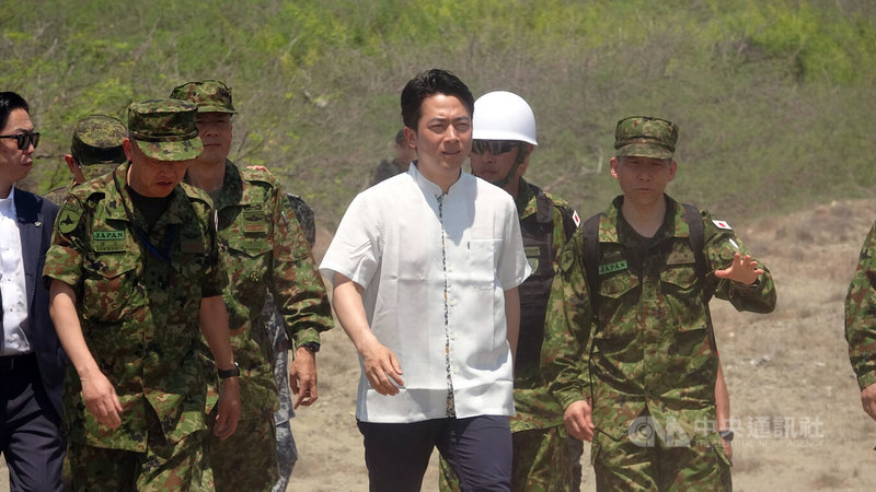菲美「肩並肩」聯合軍事演習6日舉行海上打擊科目，日本防衛大臣小泉進次郎（中）到場見證。中央社記者林行健抱威鎮攝　115年5月6日