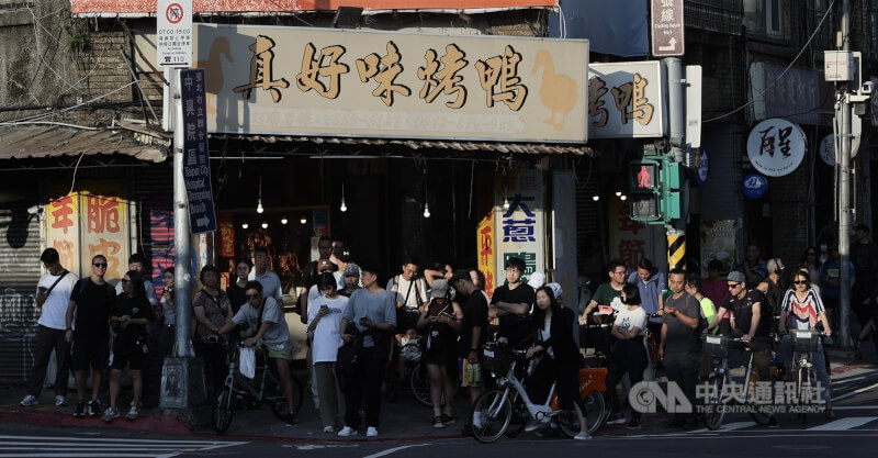 圖為台北市大稻埕午後在路上等候紅綠燈的行人。（中央社檔案照片）
