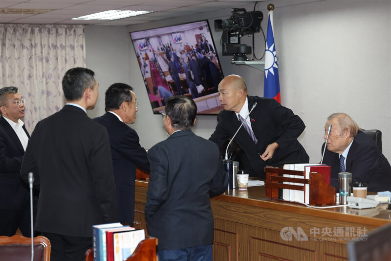立法院長韓國瑜（右2）6日下午在立法院主持黨團協商，研商「強化防衛韌性及不對稱戰力計畫採購特別條例草案」等，會前和國防部長顧立雄（左3）握手致意。中央社記者吳家昇攝　115年5月6日