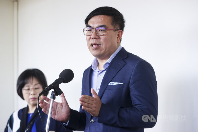 立法院社會福利及衛生環境委員會6日審查「資源回收再利用法修正草案」案，環境部長彭啓明（右）會前受訪，就台北市鼠患議題進行回應。中央社記者鄭清元攝　115年5月6日