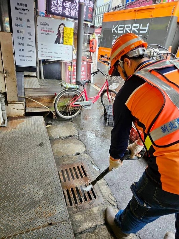 新北市府環保局6日表示，防鼠如防疫，新北鎖定2590熱區防堵病毒。圖為針對側溝加強消毒。（新北市府環保局提供）中央社記者黃旭昇傳真    115年5月6日