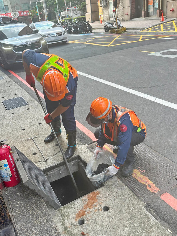 新北市府環保局6日表示，防鼠如防疫，新北鎖定2590熱區防堵病毒。圖為清潔隊員針對側溝加強清淤。（新北市府環保局提供）中央社記者黃旭昇傳真    115年5月6日