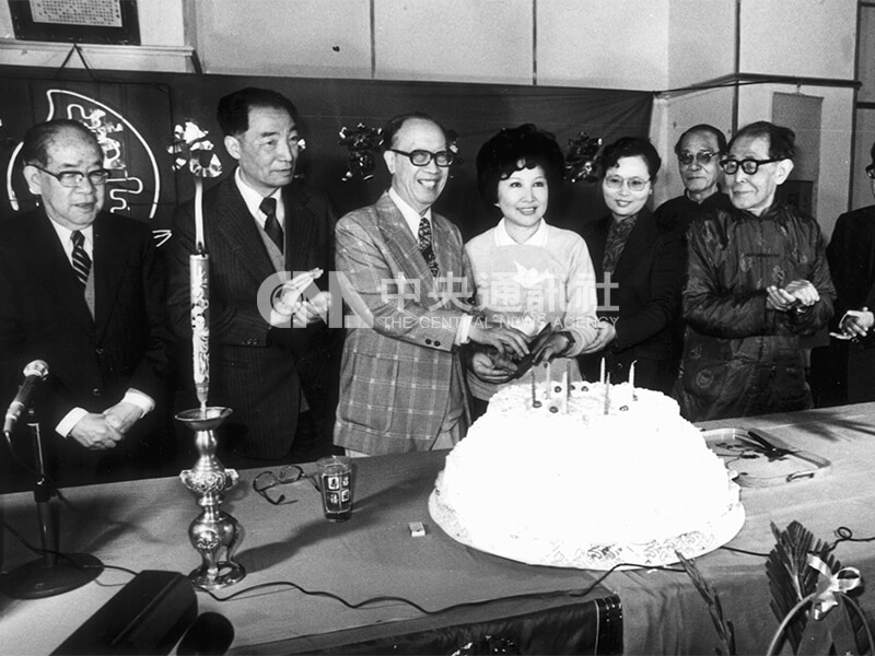 梁實秋八秩誕辰，台灣師範大學英語系師生舉行慶祝茶會，由梁實秋（左3）夫婦切蛋糕。中央社記者陳漢中攝 71年1月2日
