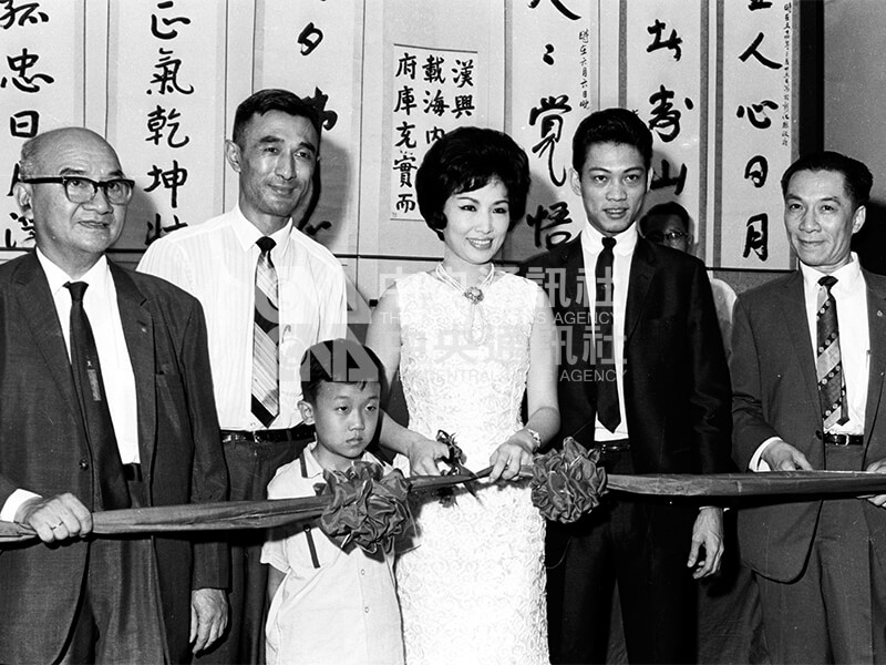 7歲小書法家張小飛（左3）舉行書法展覽，由香港影歌星韓菁清（右3）剪綵，韓菁清的首任丈夫羅密歐（右2）陪同。中央社記者陳漢中攝 54年6月11日