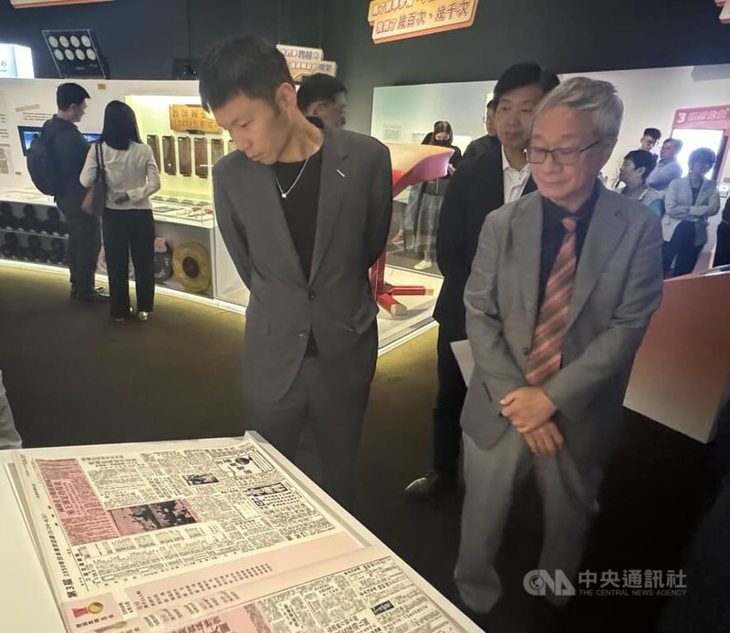 「亞洲在場：台灣與亞洲運動會特展」6日在國立台灣歷史博物館開幕，運動部長李洋（前左）、文化部長李遠（前右）出席開幕典禮並參觀展區。中央社記者張榮祥台南攝　115年5月6日