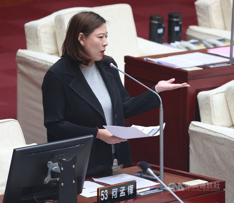 台北市鼠患議題受關注，民進黨籍議員何孟樺（圖）6日在議會表示，市長蔣萬安任內側溝清疏量大幅下降，未清疏側溝成了蟑螂、老鼠溫床，質疑鼠患根本是人禍。環保局則駁斥何孟樺說法。中央社記者張新偉攝　115年5月6日