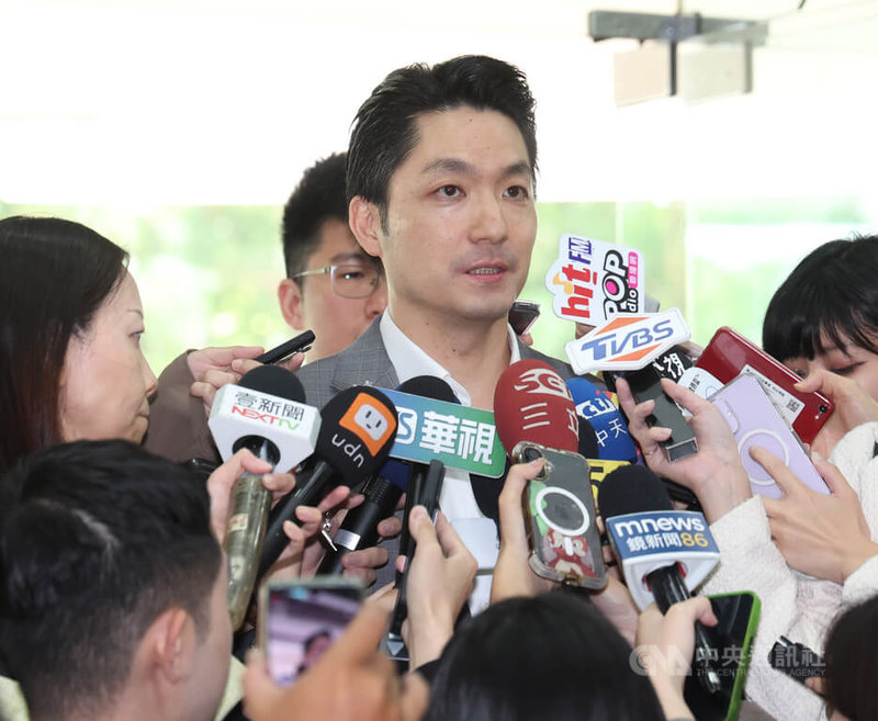 台北市長蔣萬安（中）宣布推出「鼠類偵防師」，由專家到府協助鼠類防治需求。蔣萬安6日受訪時表示，偵防師會針對家戶等私領域提供防治工作建議，執行細節很快就會公布。中央社記者張新偉攝　115年5月6日