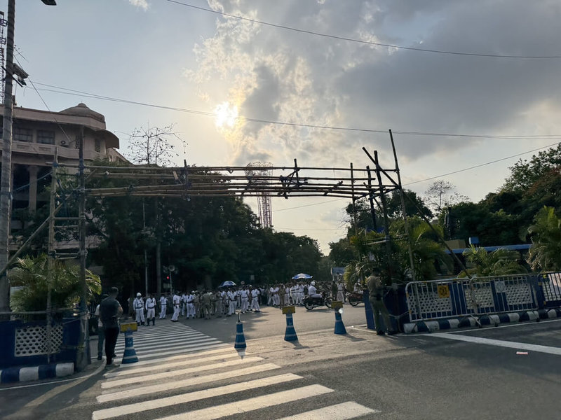 印度西孟加拉邦（West Bengal）選後「變天」，議員選舉中，艾德希卡里拉下現任邦長班納吉，為在野黨拿下重要1勝，但其親信昨天晚間遭槍殺，此案受到全印度關注，也讓人對當地的情勢感到憂心。圖為大批警力進駐西孟加拉邦首府加爾各答街頭情況。（加爾各答民眾提供）中央社記者李晉緯新德里傳真　115年5月7日