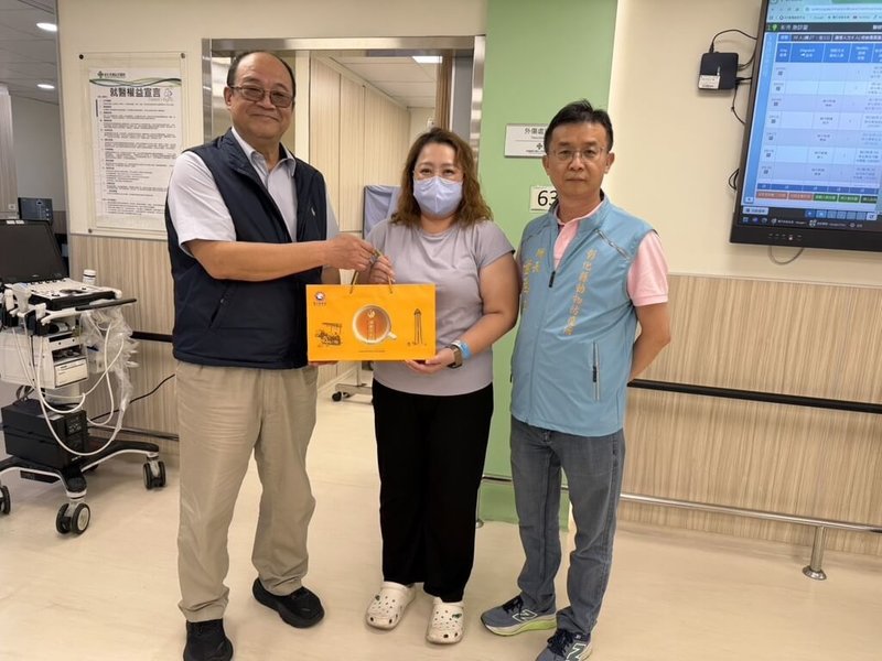 彰化縣動物防疫所人員7日到永靖鄉一名飼主家中執行犬隻沒入作業時遭飼主兒子毆打，彰化縣副縣長周傑（左）代縣長前往醫院探視受傷人員。（彰化縣政府提供）中央社記者吳哲豪傳真　115年5月7日