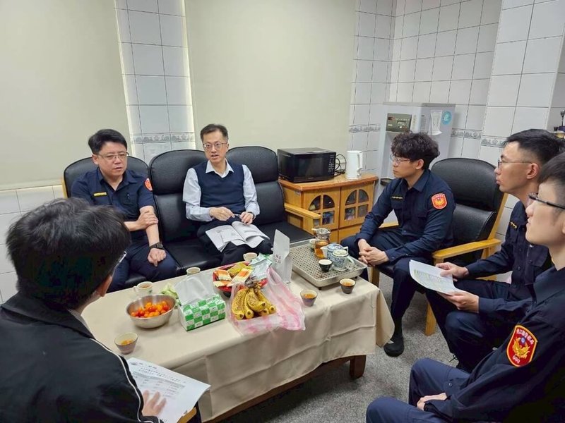 福建連江地方檢察署檢察長劉俊杰（後左2）近期巡迴連江縣內3鄉4島，舉行選舉查察座談會，盼凝聚轄區基層警力查賄意識。（連江地檢署提供）中央社記者潘欣彤傳真　115年5月7日