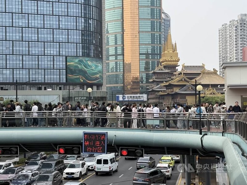 中國五一假期，上海靜安寺附近天橋聚集拍照人潮。圖攝於5月3日中央社記者廖文綺上海攝　115年5月7日