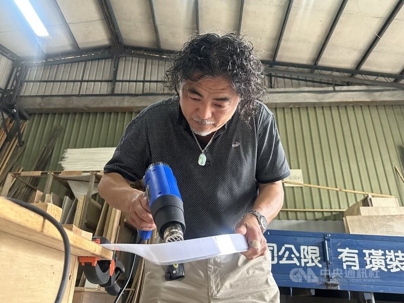 贏特室內設計總監魏永成（圖）操刀修復台中古根漢美術館模型，嘗試多種方法，最後使用熱風槍慢慢烘烤，彎出建築師札哈．哈蒂設計的獨特曲面線條。中央社記者趙麗妍攝　115年5月7日