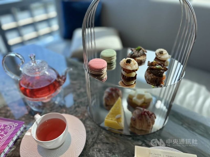 THE AMNIS然一酒店攜手法國甜點品牌PIERRE HERMÉ PARIS，7日起至9月30日，推出期間限定聯名下午茶「海風中的巴黎」，打造專屬南台灣的味覺體驗。中央社記者林巧璉攝　115年5月7日
