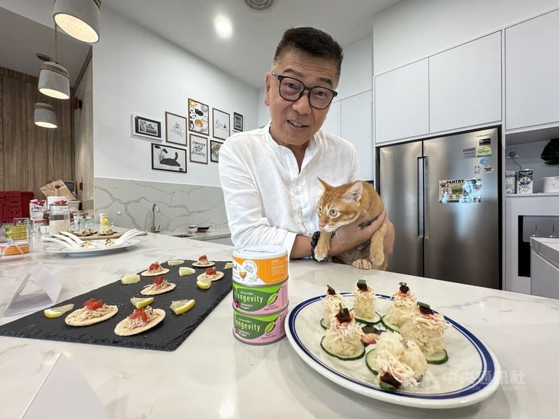 新加坡寵物協會前會長葉成德，在寵物食品產業深耕超過30年。葉成德的公司推出各式健康寵物食品，他觀察到，越來越多飼主將寵物視為自己的孩子。中央社記者吳昇鴻新加坡攝　115年5月7日