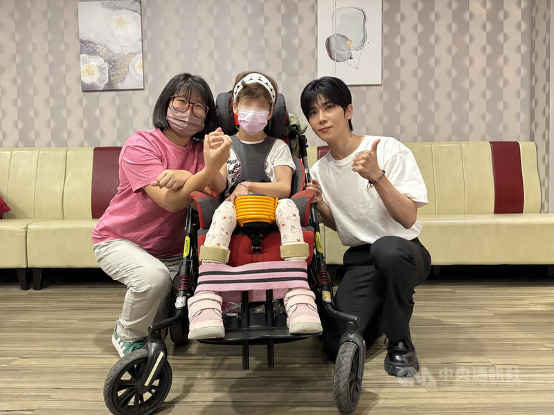 11歲腦麻兒佳悅(中)在台北醫學大學附設醫院復健機器人公益計畫幫助下,踏出小小一步,並與歌手畢書盡(右)合拍影片,盼帶給更多病童希望。中央社記者沈佩瑤攝 115年5月7日