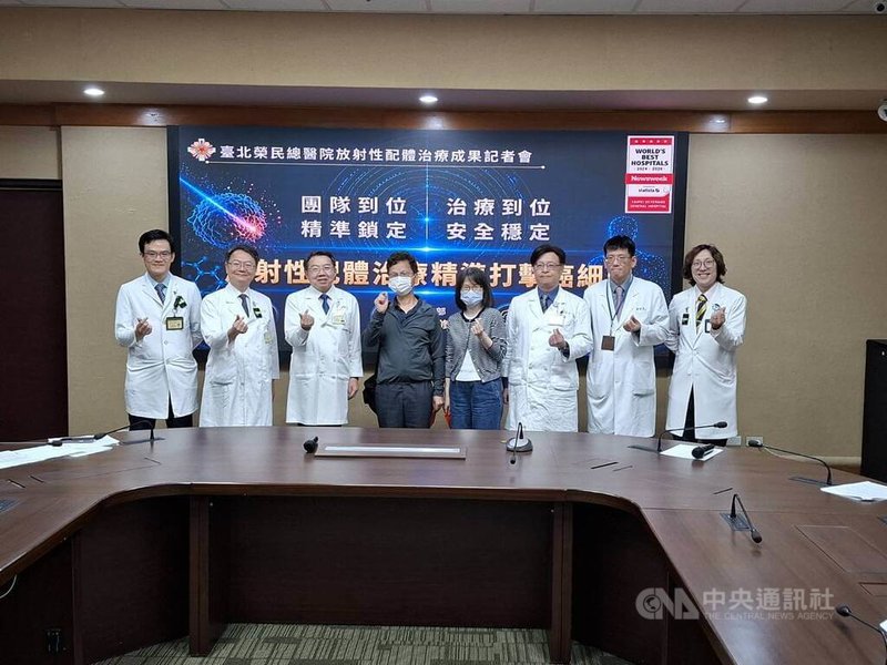 罹患神經內分泌腫瘤的許小姐（右4），為全台首例接受放射性配體治療患者，且因其副作用較低，讓她對未來更有信心，7日應邀出席台北榮總記者會，分享自身經歷。中央社記者曾以寧攝　115年5月7日