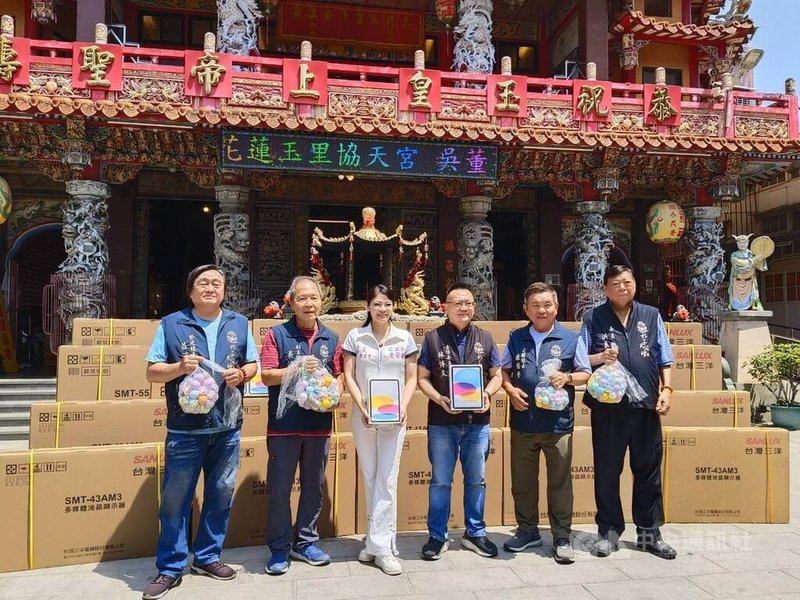 嘉義朴子配天宮媽祖將於8日及9日出巡，朴子天公壇打造全新6輛真人藝閣車隊隨行，藝閣車遶行時會灑小禮物及扭蛋，電視與iPad的兌換券就在扭蛋內，獲獎民眾可憑兌換券到天公壇換取獎品。中央社記者蔡智明攝　115年5月7日