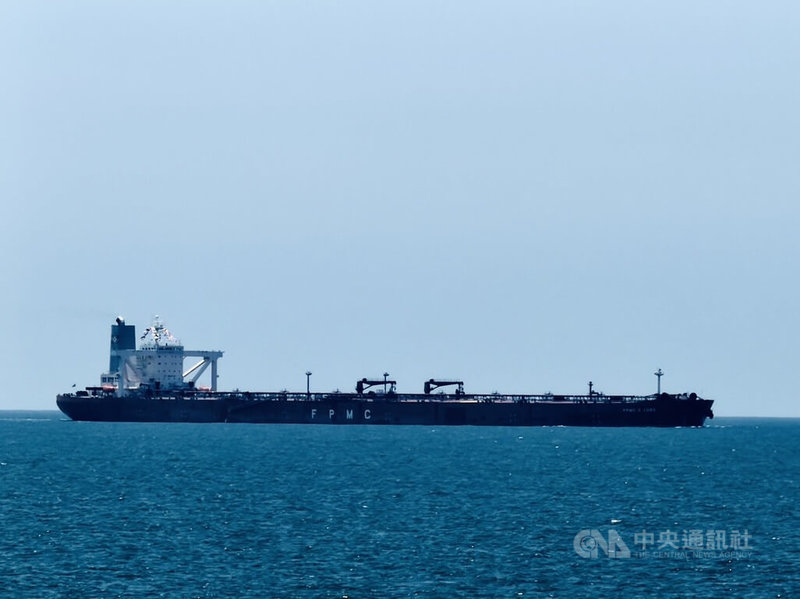 台塑海運旗下大型原油輪（VLCC）君善輪（Fpmc C Lord）裝載200萬桶原油，4月中旬順利通過荷莫茲海峽，7日抵達麥寮港。 中央社記者姜宜菁攝　115年5月7日