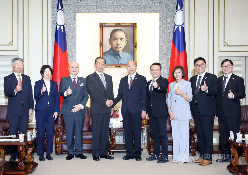 立法院長韓國瑜（右5）7日在立法院接見日本台灣交流協會會長隅修三（左4）一行，並合影留念。左3為日本台灣交流協會台北事務所代表片山和之。中央社記者張新偉攝　115年5月7日