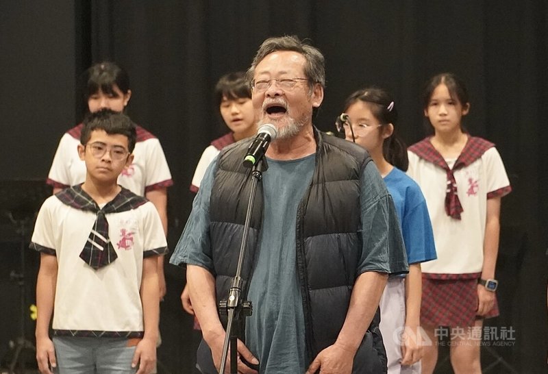 2026總統府音樂會在屏東，由總統府與文化總會共同舉辦，歌手陳明章（前）與豐田國小合唱團將於節目第5段「守望台灣」演出，7日晚間他們齊聚高雄駁二藝術特區進行排練。中央社記者董俊志攝　115年5月7日