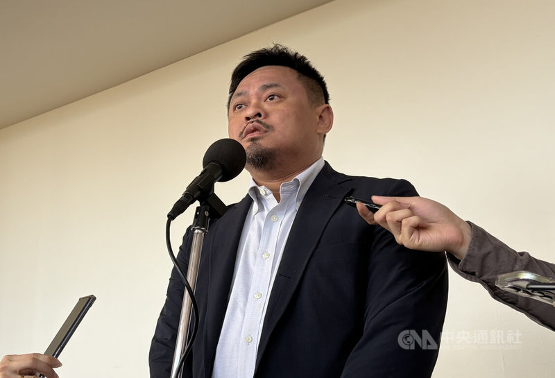 台北市政府推動育兒減少工時計畫，媒體報導稱中央政府原有意推出類似政策，但因不如北市而暫緩推動。勞動部長洪申翰7日受訪指出，絕對無暫緩或喊卡，仍在朝此方向收集意見及研議。中央社記者吳欣紜攝　115年5月7日
