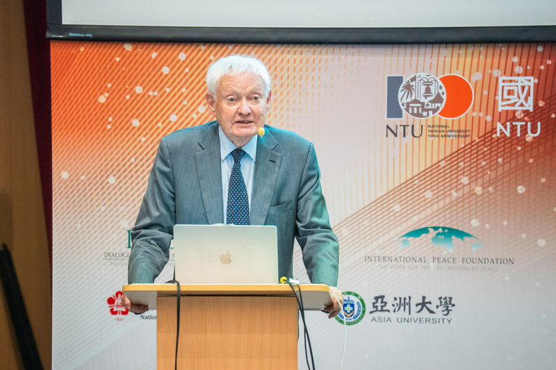 2017年諾貝爾化學獎得主法蘭克（Joachim Frank）日前應邀在台大發表演講，分享低溫電子顯微鏡於COVID-19疫情期間扮演的關鍵角色。（台大提供）中央社記者許秩維傳真　115年5月7日