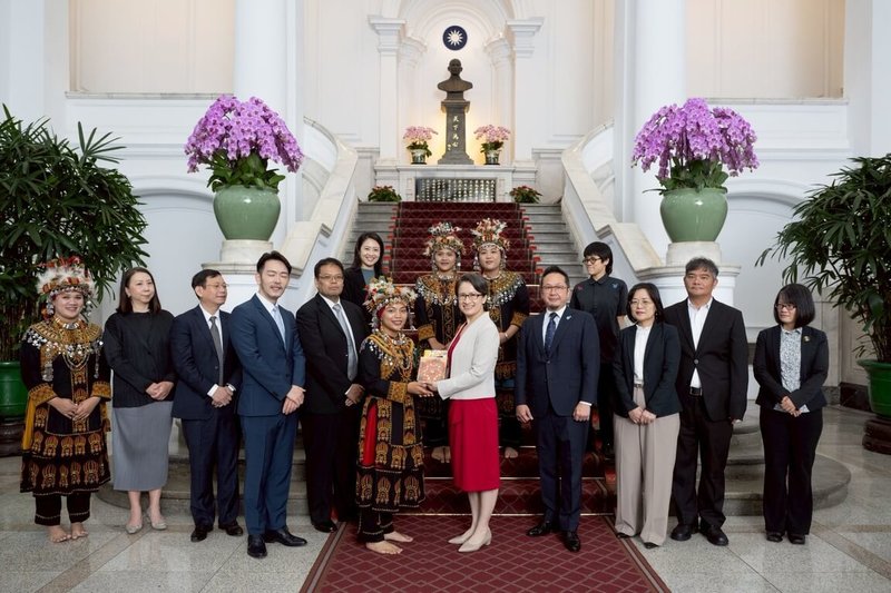 副總統蕭美琴（前右5）7日與紐西蘭跨黨派國會議員訪問團，及NSO國家交響樂團（台灣愛樂）見面。她誠摯歡迎紐西蘭國會議員訪問台灣，盼兩國在文化交流上有更多的合作互動。（總統府提供）中央社記者溫貴香傳真　114年5月7日