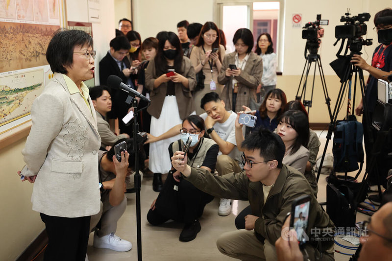 立法院內政委員會7日上午審查公職人員選舉罷免法部分條文修正草案，內政部長劉世芳（前左）會前接受媒體聯訪，回應親屬遭台企解職等相關議題。中央社記者趙世勳攝　115年5月7日