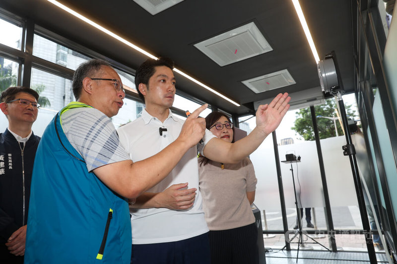 台北市長蔣萬安（左3）7日上午由台北市副市長林奕華（右）、衛生局長黃建華（左）陪同，前往西門商圈視察指定負壓式吸菸區，了解運作方式。中央社記者吳家昇攝　115年5月7日