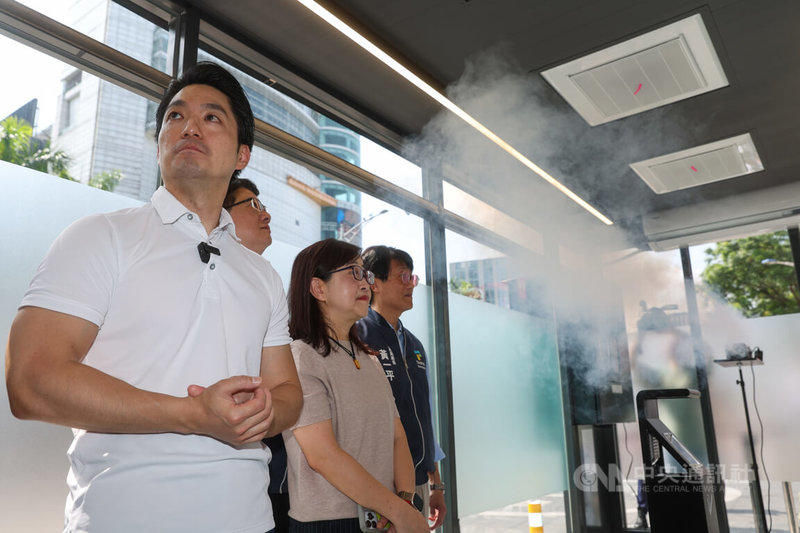 台北市長蔣萬安（左）7日上午前往西門商圈視察指定負壓式吸菸區，了解抽風機排煙情形。中央社記者吳家昇攝　115年5月7日
