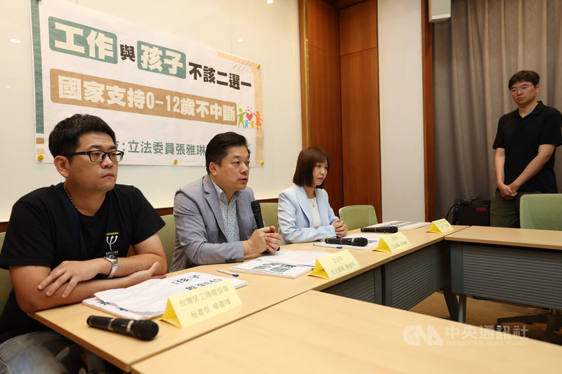 民進黨立委張雅琳（左3）、陳俊宇（左2）、台灣勞工陣線協會祕書長楊書瑋（左）等人7日在立法院舉行記者會，提出彈性工時、育兒津貼與托育補助等友善家庭3大政策，呼籲政府用完善制度接住育兒家庭。中央社記者趙世勳攝　115年5月7日