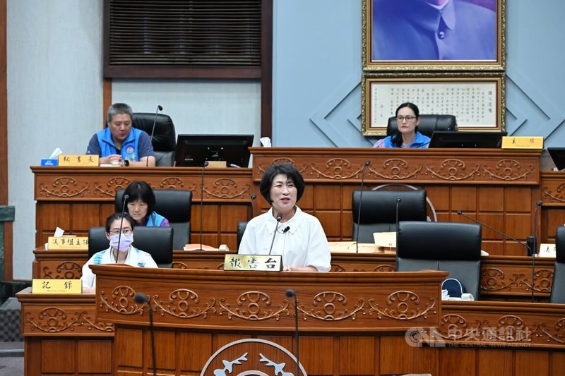 台東縣議會7日進行定期會，邀請縣長饒慶鈴（前中）進行施政總報告，她以「苦民所苦、面對問題」為主軸，說明縣府團隊近年在重大建設、都市計畫、離島交通等面向的推動成果。中央社記者盧太城台東攝　115年5月7日